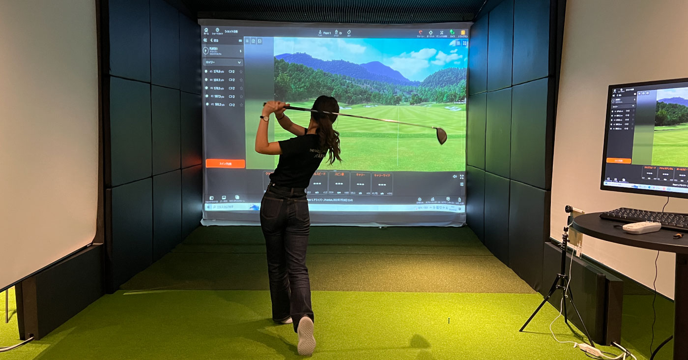 ゴルフを打つ女性